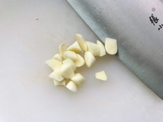 5、洋葱炒猪肝,大蒜切成蒜粒;