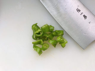 6、洋葱炒猪肝,青椒切圈;