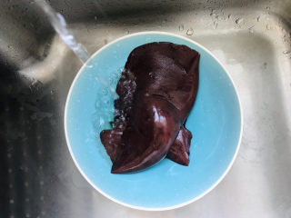 7、洋葱炒猪肝,猪肝用清水冲洗干净;