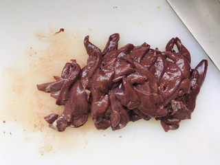 8、洋葱炒猪肝,猪肝切片,切厚点儿也没关系;