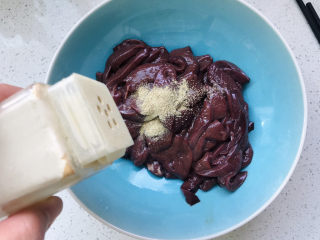 9、洋葱炒猪肝,放在碗里,撒适量白胡椒;