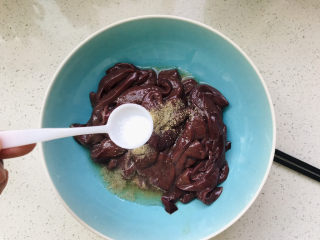 11、洋葱炒猪肝,加入1/3小勺盐;