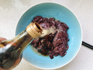 12、洋葱炒猪肝,一点点老抽;