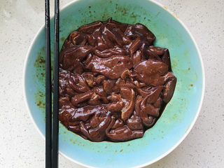 13、洋葱炒猪肝,搅匀腌制15分钟;