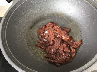 14、洋葱炒猪肝,起锅烧油,放入腌好的猪肝滑炒;