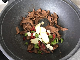 15、洋葱炒猪肝,猪肝炒至5成熟,放入姜片、蒜粒、青椒、干红椒炒香;