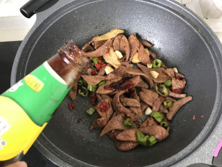 16、洋葱炒猪肝,倒入适量蚝油去腥提鲜;