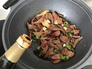 17、洋葱炒猪肝,再倒入适量生抽调味;