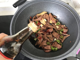 18、洋葱炒猪肝,再加一点点老抽上色;