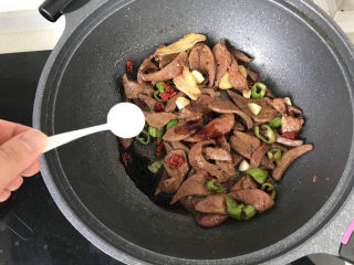 19、洋葱炒猪肝,加少许盐翻炒均匀;