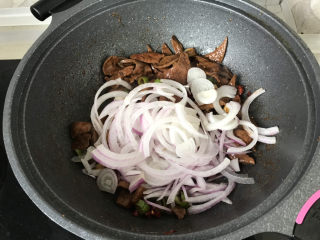 20、洋葱炒猪肝,加入洋葱丝翻炒1分钟;