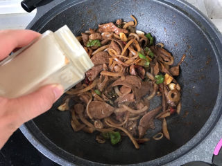 21、洋葱炒猪肝,出锅前撒适量的孜然粉炒匀;