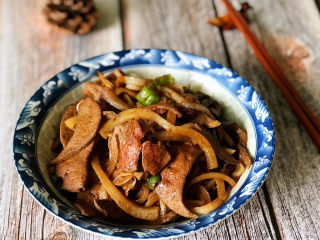 22、洋葱炒猪肝,色泽诱人,吃起来喷香的洋葱炒猪肝上桌!