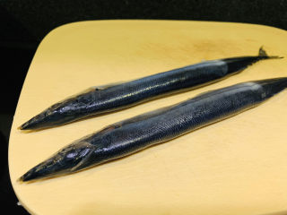 4、干煎秋刀鱼,洗净；