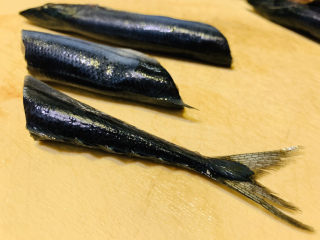 6、干煎秋刀鱼,切长段；