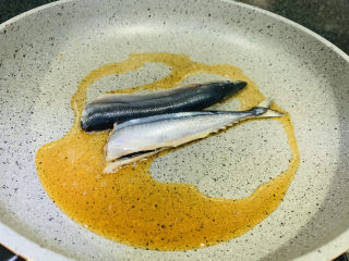 9、干煎秋刀鱼,加入秋刀鱼；