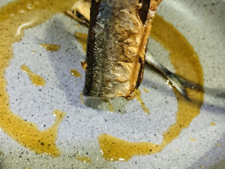 12、干煎秋刀鱼,两面金黄，夹起；