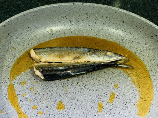 10、干煎秋刀鱼,小火慢煎，避免溅油；