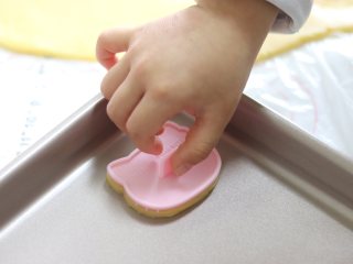 11、卡通小饼干，制作简单，萌趣造型合适亲子烘焙,放入烤盘中，用纹路模具压出表面。