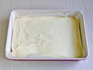14、棉花蛋糕&不开裂不回缩方子,烤盘中垫一张油纸，再倒入蛋糕糊，刮平整。