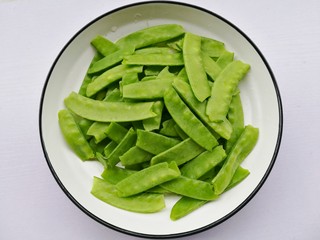 2、荷兰豆炒香肠,荷兰豆去头去尾。