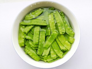 3、荷兰豆炒香肠,清洗干净。