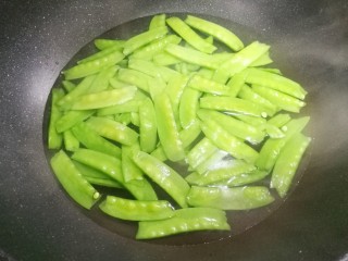 5、荷兰豆炒香肠,荷兰豆焯水1分钟捞出。