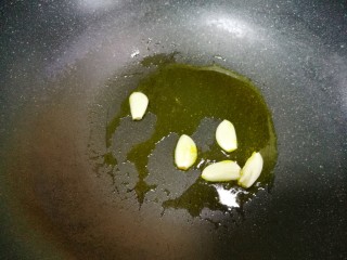 7、荷兰豆炒香肠,爆香大蒜。