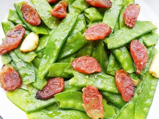 11、荷兰豆炒香肠,炒匀。