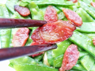 12、荷兰豆炒香肠,出锅开吃。