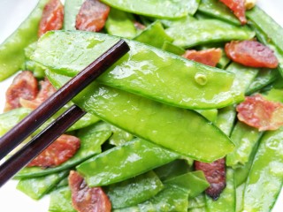 13、荷兰豆炒香肠,荷兰豆也超好吃。