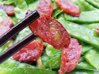 14、荷兰豆炒香肠,香肠特别韵味。