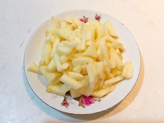 4、香肠苹果披萨,苹果削皮后切成小块