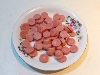 5、香肠苹果披萨,2根儿童火腿肠切成薄片