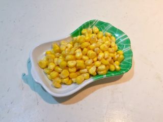 6、香肠苹果披萨,熟甜玉米粒