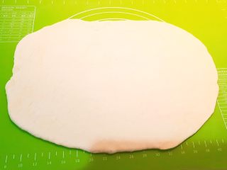 19、香肠苹果披萨,把面团擀成长方形面皮