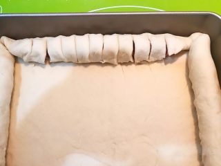 24、香肠苹果披萨,然后用刀把裹了火腿肠的面皮切成1㎝厚的小段