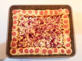 30、香肠苹果披萨,再撒上圆葱丁