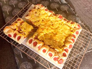 39、香肠苹果披萨,把香肠苹果披萨切开就可以吃了~