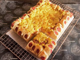 40、香肠苹果披萨,香肠苹果披萨带有浓郁的苹果味道，松软鲜香，口感超棒~