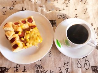 41、香肠苹果披萨,香肠苹果披萨配上一杯现磨咖啡，早餐开始了~