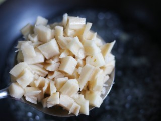 6、下饭神器小炒藕丁,然后下藕丁煮2分钟捞出。