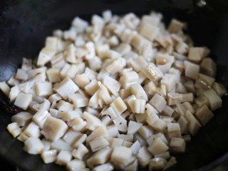 7、下饭神器小炒藕丁,起锅热油,下入藕丁翻炒至藕丁变色。