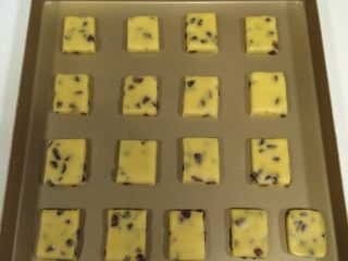 13、葡萄干奶酥,依次摆入烤盘中。