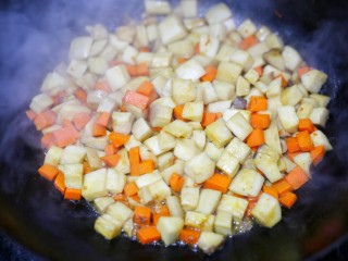 4、米饭杀手肉末炒杏鲍菇,大火翻炒至杏鲍菇显干爽状态。