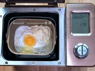 1、叉烧面包,所有材料都称好，将所有的材料都投进面包机启动和面功能先选择20分钟，实际上15分钟就达到了初步扩展