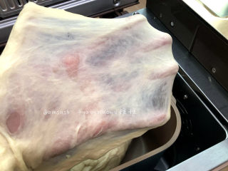 2、叉烧面包,然后看一下状，揉成光滑的面团，揉至完成扩展，可拉出薄而有韧性的手套膜
