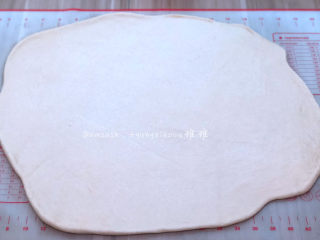 4、叉烧面包,把发酵好的面团取出按压开排气