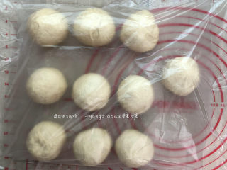 5、叉烧面包,把面团分成10等份，滚圆后盖保鲜膜松弛20分钟