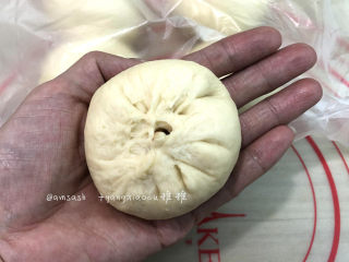 7、叉烧面包,像捏包子一样逐个逐个包好，收口要收紧,然后收口朝下，全部包好码在烤盘上